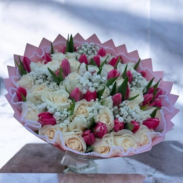 Ramo Rosas Blancas y Tulipanes Rosas